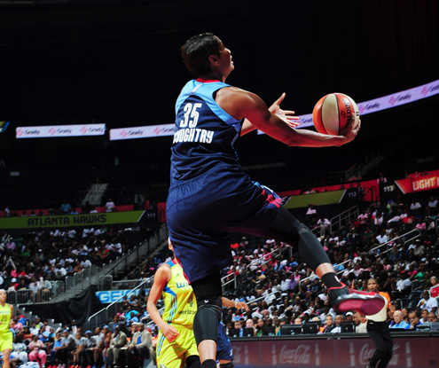 Angel McCouhgtry de Atlanta Dream buscando la clasificación para los WNBA Playoffs.